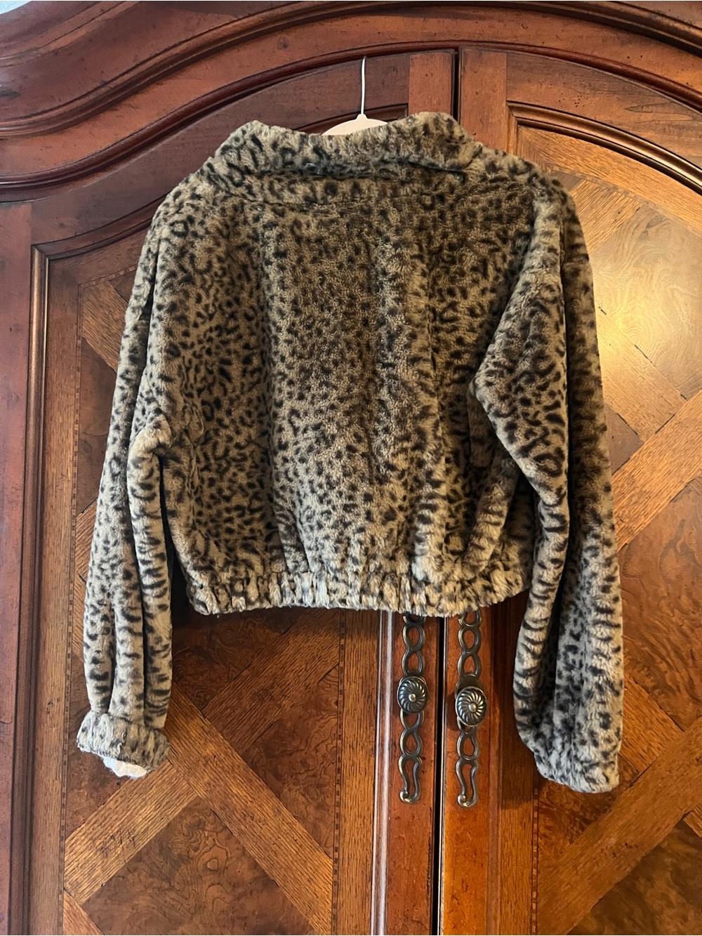 Leopard Print Cropped Pullover - Picture 3 of 3